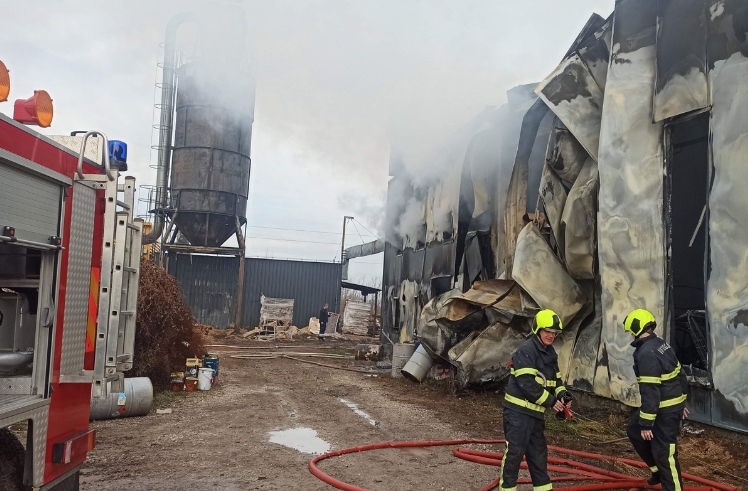 Epilog požara u Brčkom: Šest osoba povrijeđeno, pet se otrovalo, vatra progutala dobar dio fabrike