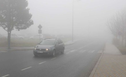 Stanje na cestama: Pojačan promet u gradovima, oprez vozačima zbog magle i radova na putevima