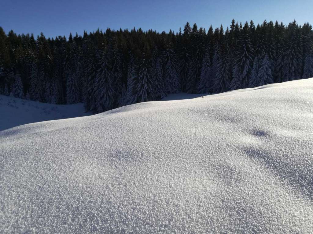 Opasnost od pokretanja lavina na planinama, vozačima oprez na putu