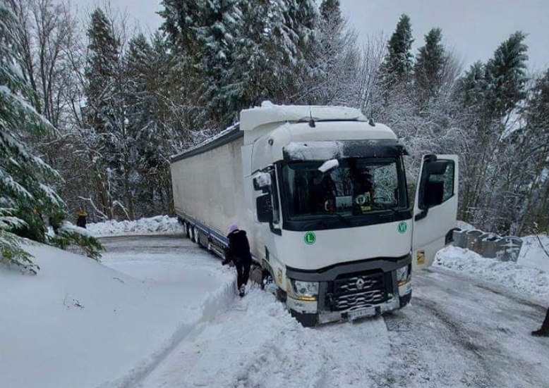 Lijep gest porodice iz Kaknja: Ugostili vozača iz Turske nakon što se zaglavio na putu, ponudili mu večeru i konak