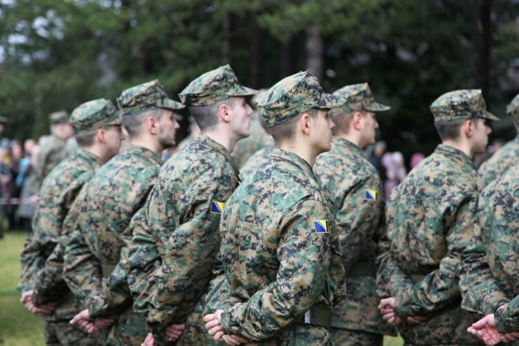 Vojnici u BiH u polovnim uniformama: “Hlače su od kolege koji se penzionisao…”