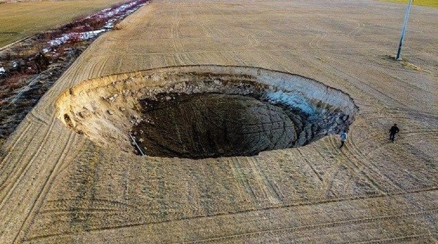 U Turskoj se pojavio ogroman krater: Geolozi ne mogu da pronađu vezu sa zemljotresom