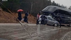 Automobil podletio pod autobus sa igračima Veleža, šest osoba povrijeđeno