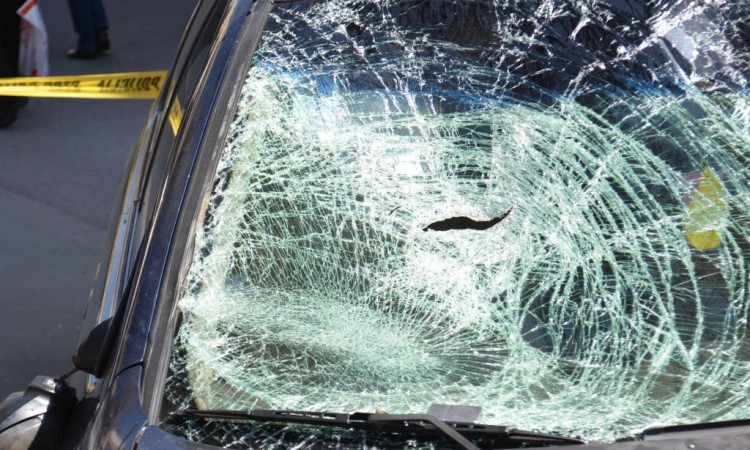 Gradačac: U sudaru BMW-a, Mercedesa i Audija jedna osoba teško povrijeđena