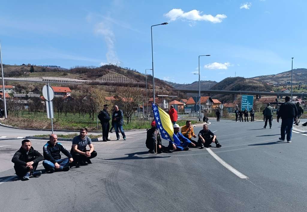 Zenički rudari probili policijski kordon i blokirali autoput, jedan rudar povrijeđen