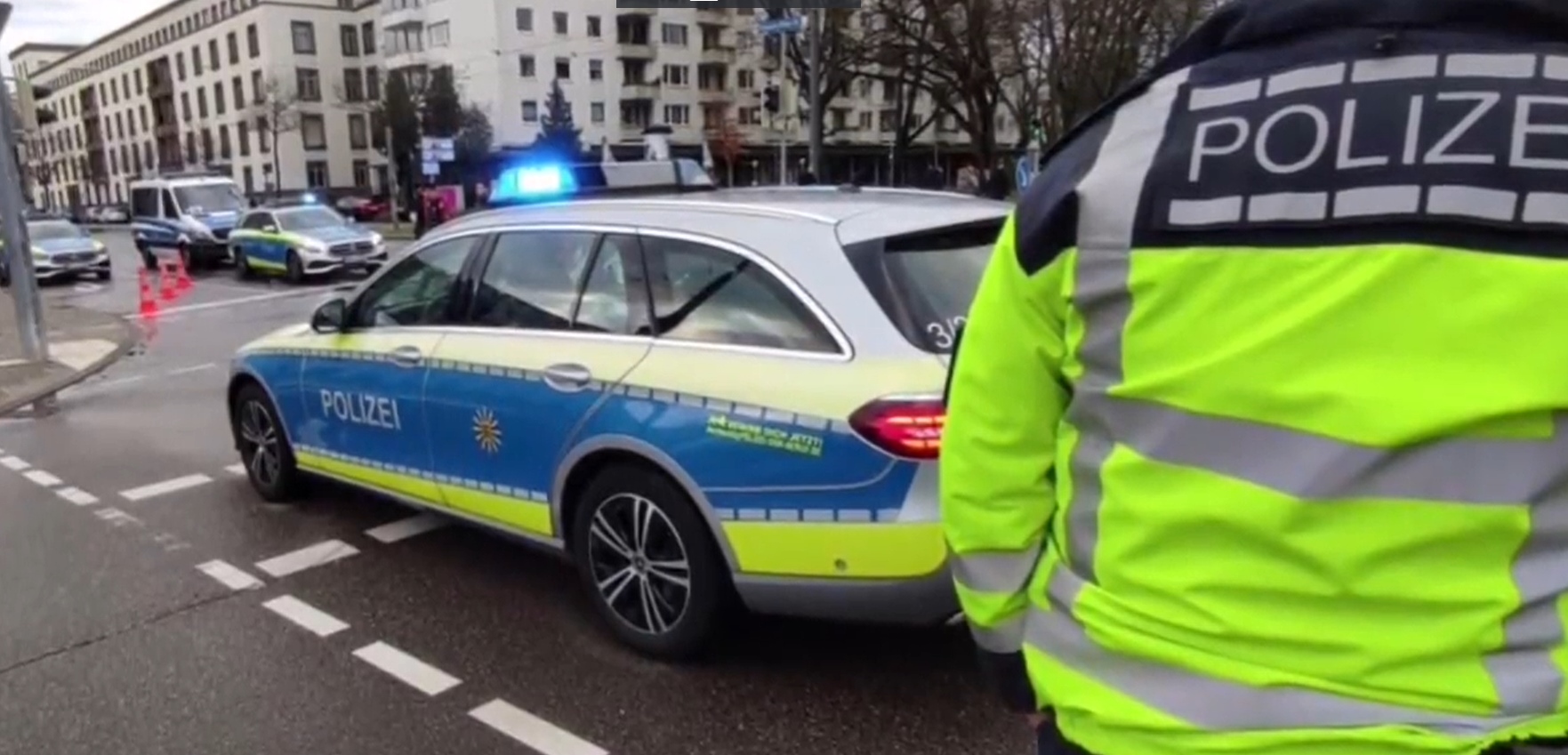 Dječak se slučajno zaključao u automobilu: Policajci razbili staklo da bi ga spasili od vrućine