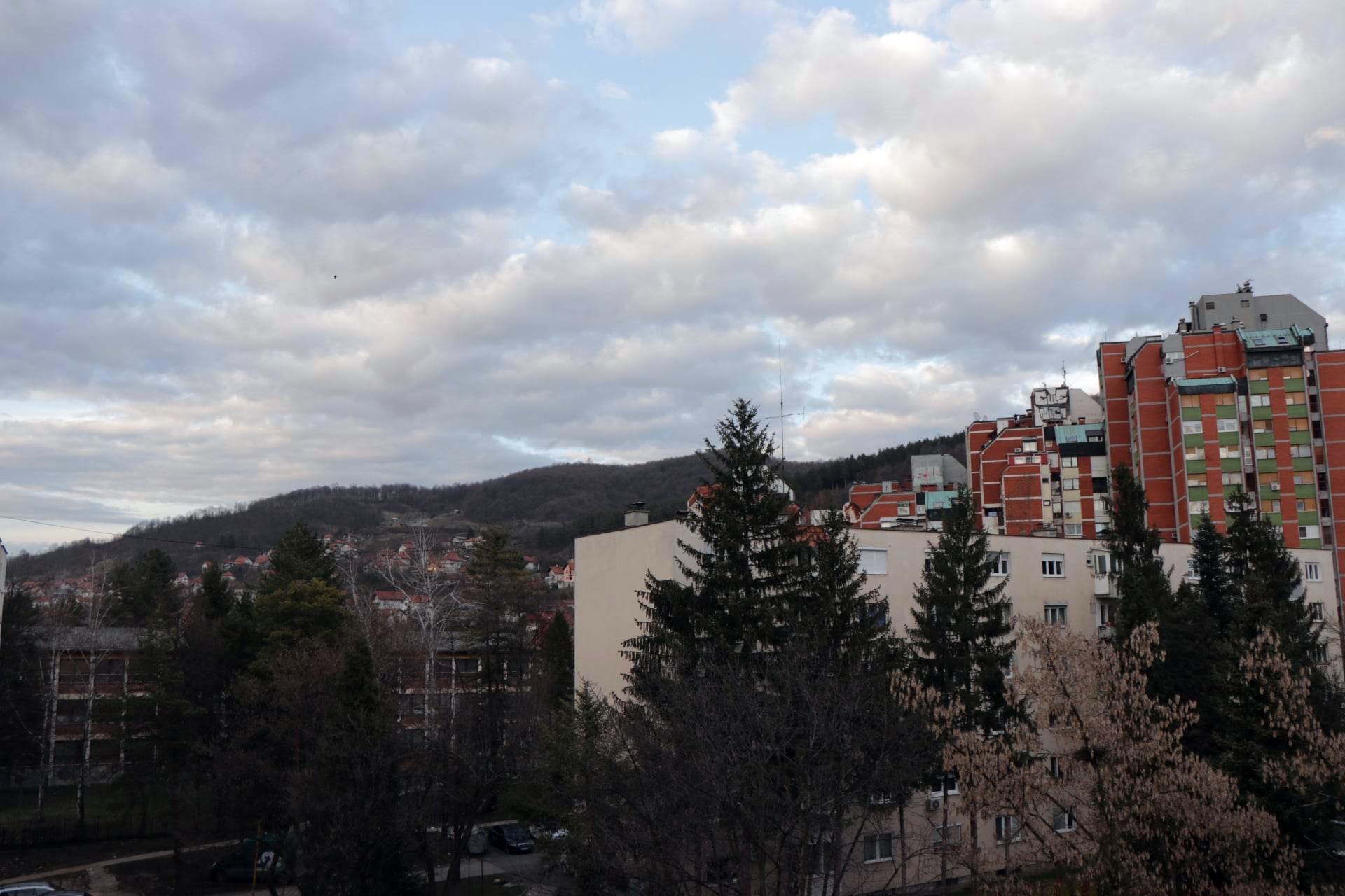 Pretežno oblačno vrijeme s kišom, na planinama slab snijeg