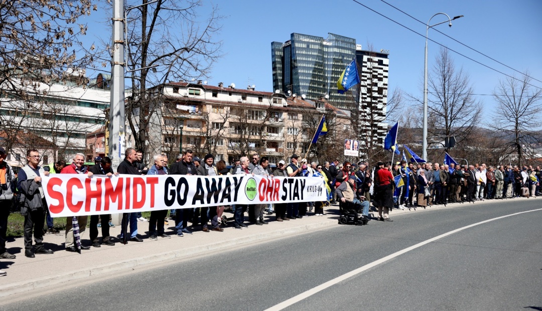 Veliki protesti ispred OHR-a, građani poručuju Schmidtu da ide kući