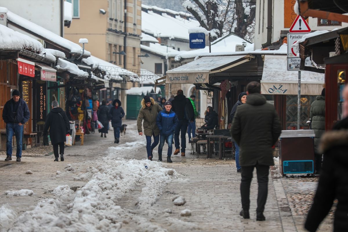 Oblačno sa kišom, susnježicom i snijegom