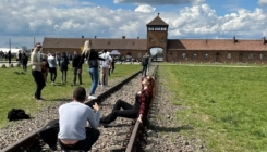 Pozirala na ulazu u Auschwitz, pa izazvala bijes na društvenim mrežama: "Trebali su ih otjerati"