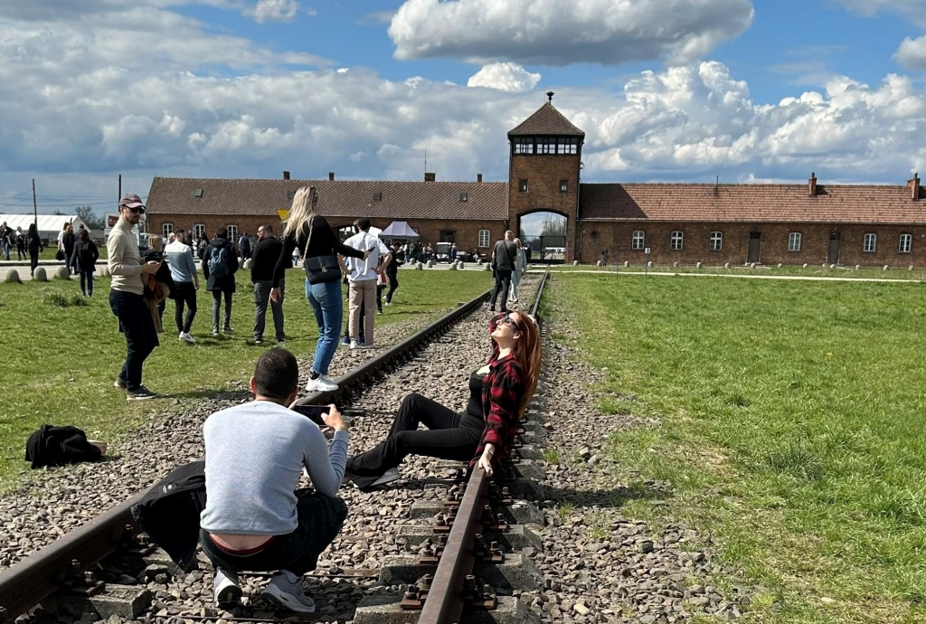 Pozirala na ulazu u Auschwitz, pa izazvala bijes na društvenim mrežama: "Trebali su ih otjerati"