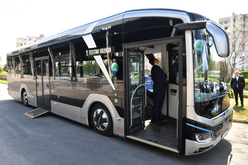 Ulicama Pule od jučer saobraća električni gradski autobus