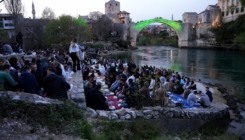 U Mostaru ispod Starog mosta iftarilo 1.300 postača