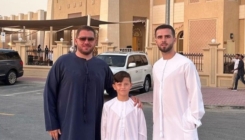 Pjanić sa sinom klanjao bajram-namaz u Dubaiju u lokalnoj tradicionalnoj nošnji