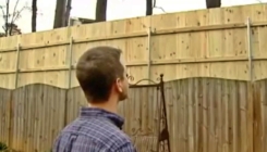Muškarac 'iz inata' izgradio ogradu visoku 4 i po metra, komšija bijesan