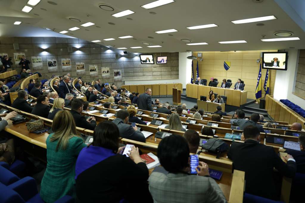 Počela sjednica Parlamenta FBIH, odmah zatražena pauza