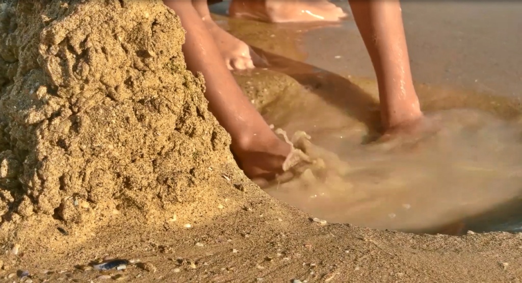 Dječak se igrao kopajući rupu u pijesku na plaži, a onda skoro ostao živ zakopan