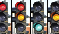 Stati ili proći: Šta napraviti kada se na semaforu upali žuto svjetlo?