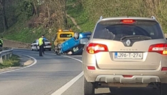 Saobraćajna nezgoda u Stuparima, automobil završio na krovu