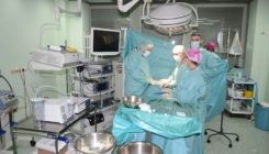 UKC Tuzla lider: Multidisciplinarni tim uspješno obavio srodničku transplantaciju bubrega