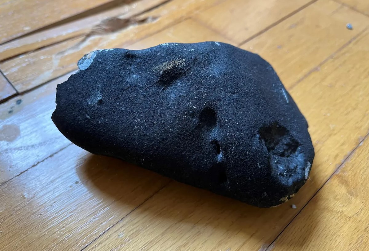 Porodica u šoku: Meteorit pao na kuću, probio krov i završio u spavaćoj sobi