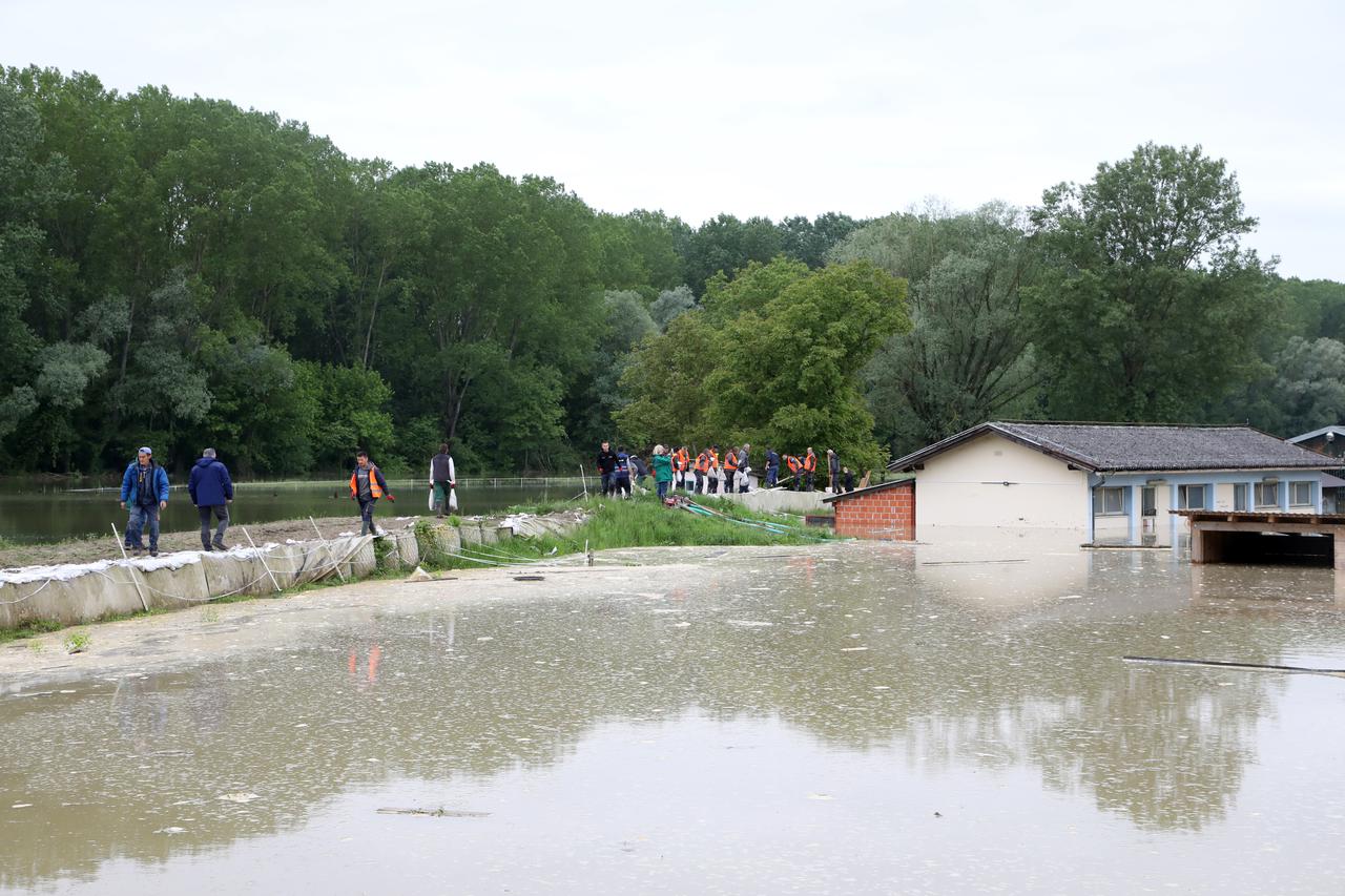 Vanredna situacija u Petrinji i Sisku, očekuje se porast Kupe od 10 metara