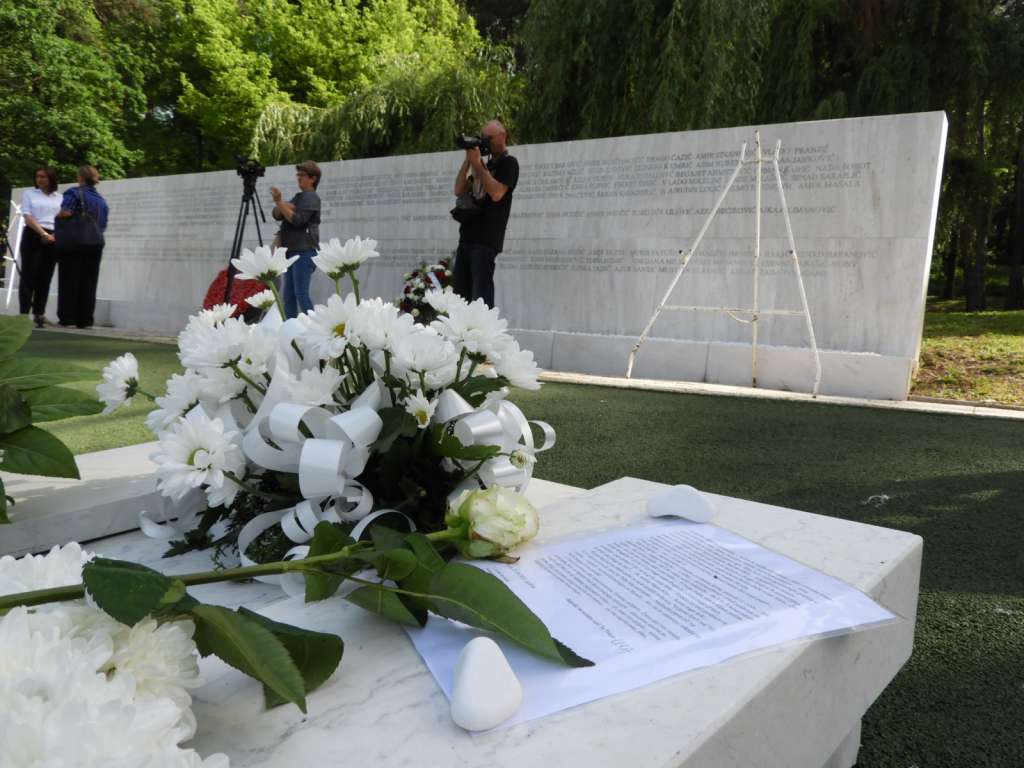 U Federaciji BiH Dan žalosti zbog godišnjice masakra na Tuzlanskoj kapiji