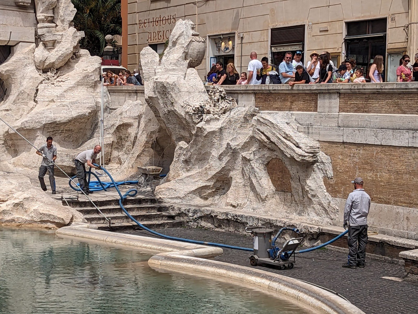 Klimatski aktivisti obojili u crno vodu u čuvenoj fontani u Rimu, posmatrači ogorčeni