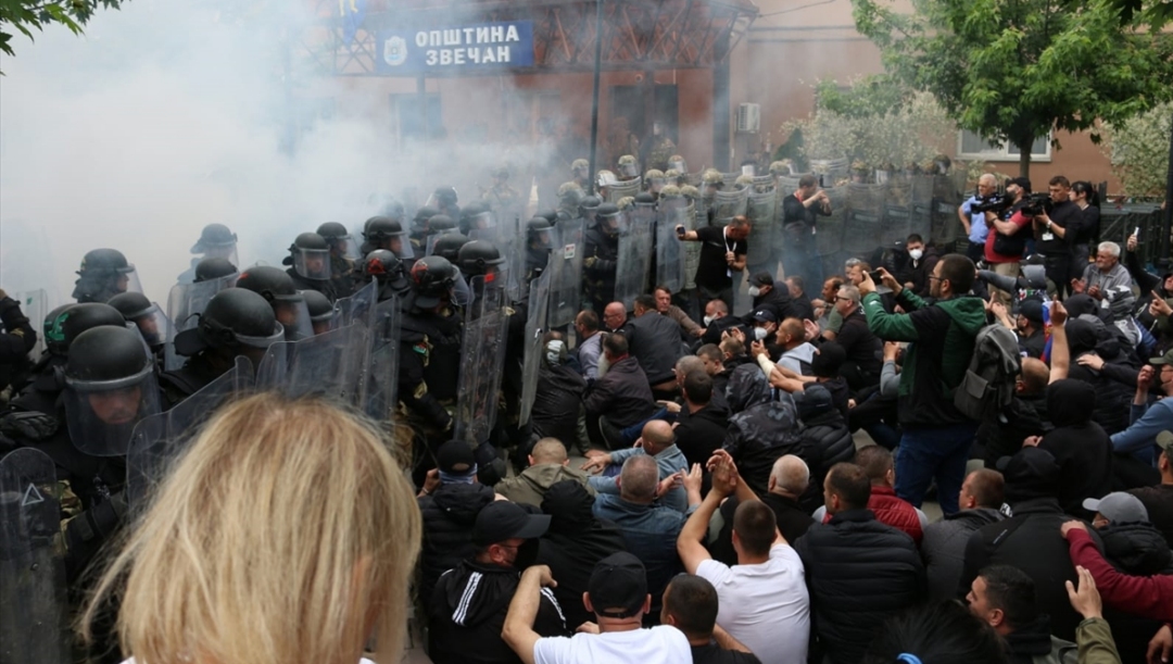 Snage KFOR-a na Kosovu rastjerale demonstrante okupljene oko opštinske zgrade u Zvečanu