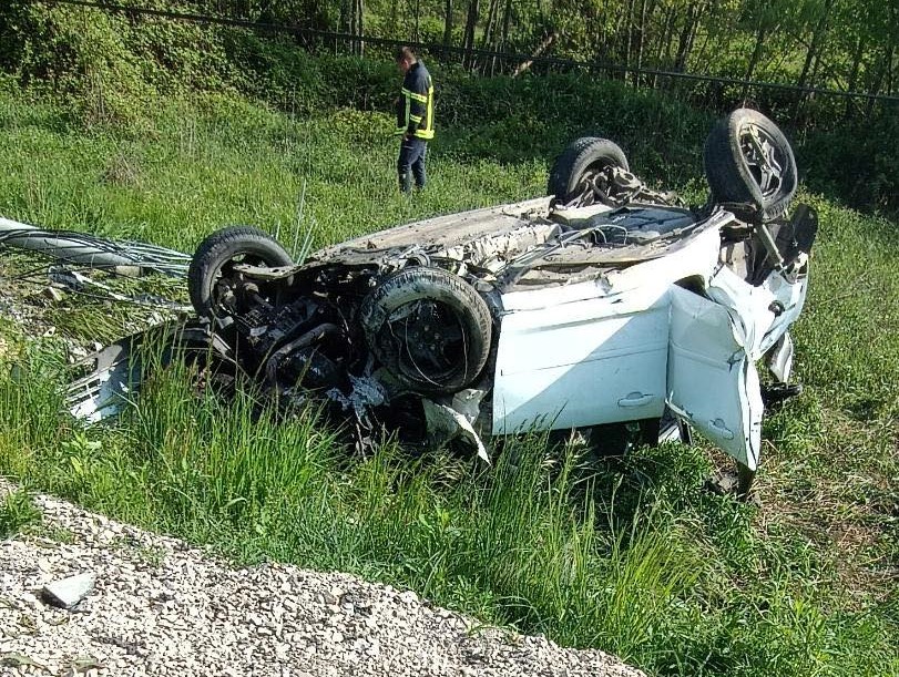 Nesreća na bh. cestama: Automobil smrskan, jedna osoba povrijeđena