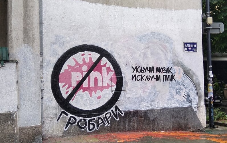 Na mjestu gdje je bio mural Ratka Mladića, osvanula poruka protiv TV Pink koju potpisuju Grobari