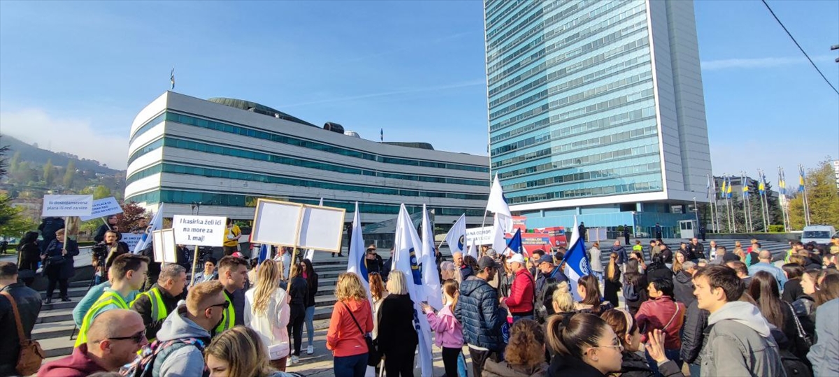Sindikat radnika trgovine BiH prvomajsko jutro pred parlamentom: "Ili dostojanstvena plata ili red za vize"