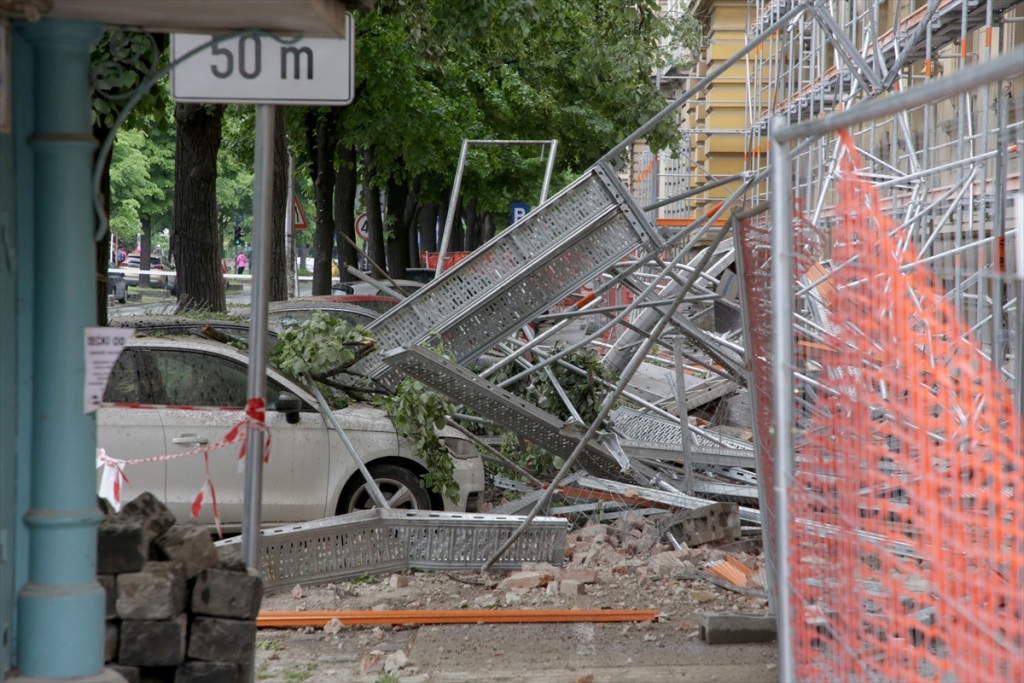 Pala skela u centru Zagreba, oštećeno nekoliko automobila na parkingu