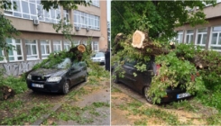 Posljedica jakog nevremena u Tuzli: Drvo palo na automobil