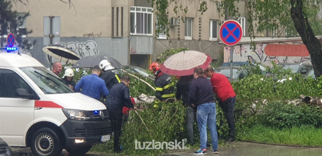 Tuzla: Žena teško povrijeđena uslijed nevremena priključena na respirator