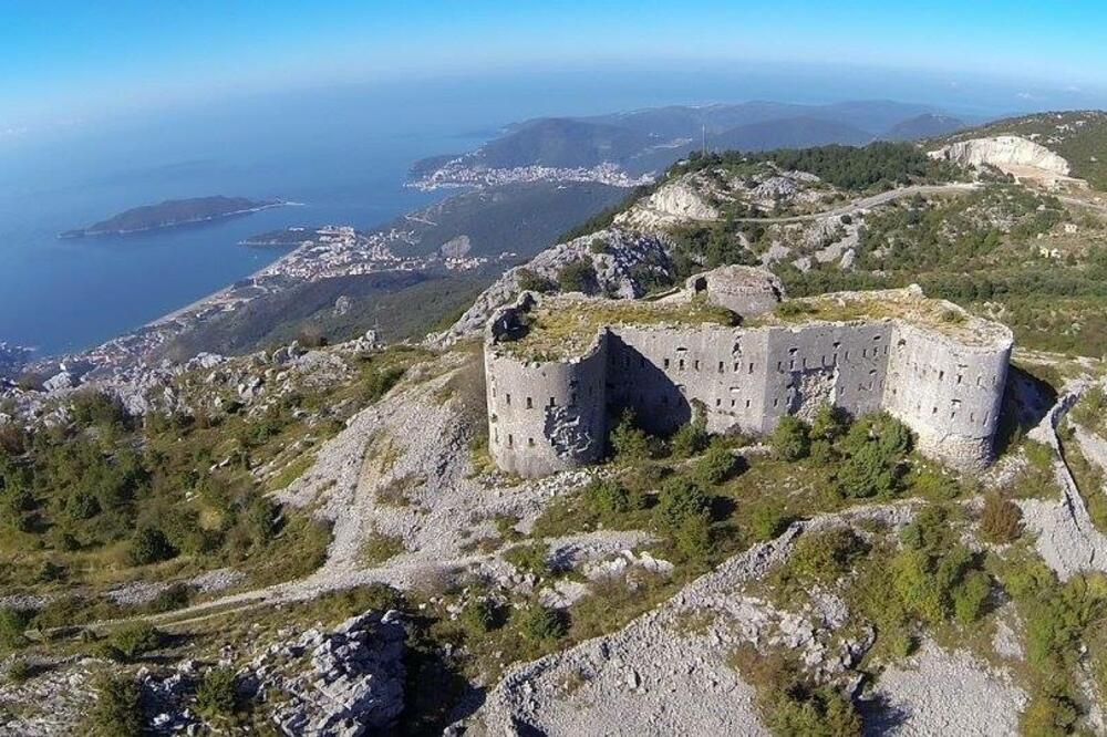 Pokušala napraviti selfie pa pala u provaliju duboku 25 metara