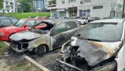 Požar u Tuzli zahvatio tri automobila, dva potpuno oštećena