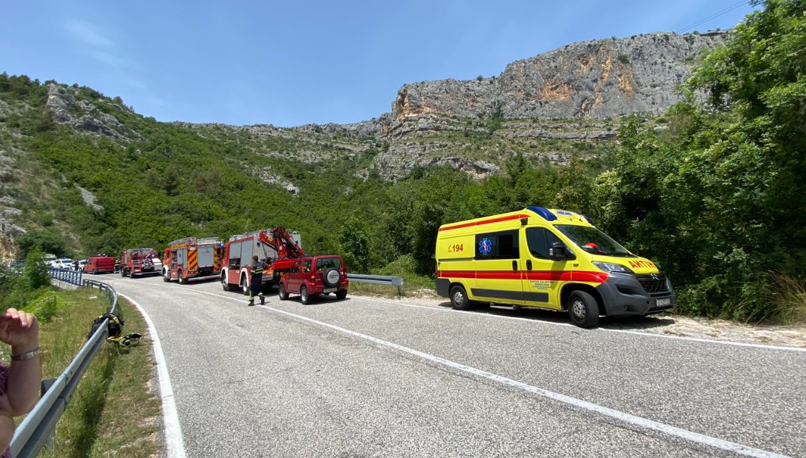 Vojni helikopter pao u Hrvatskoj, nađena dva tijela, za trećim se traga