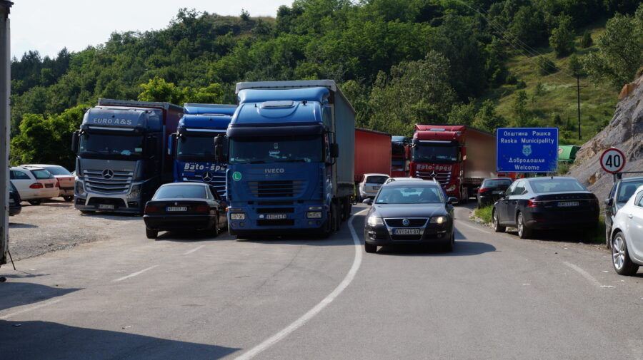 Kamioni iz Srbije blokirali granični prelaz Jarinje