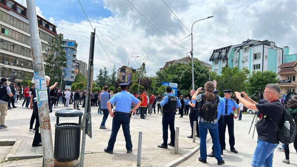 Četvrti dan protesta na sjeveru Kosova: NATO spreman na slanje dodatnih vojnika