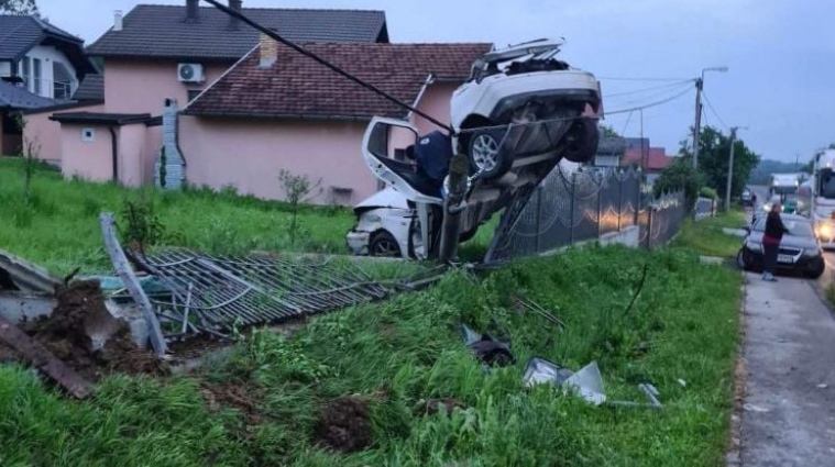 Tragična nesreća na bh. putevima: Poginula jedna osoba, vatrogasci izvlačili povrijeđene