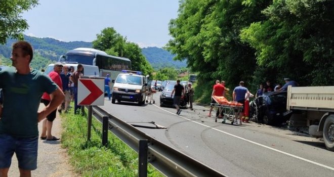 Stravična nesreća na bh. cestama: Sudarili se kamion i tri putnička vozila, poginula jedna osoba