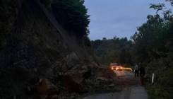 Zbog većeg odrona: Usporen saobraćaj na regionalnom putu Teočak-Sapna