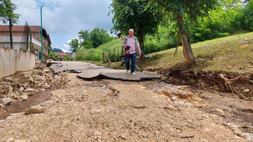 U Teočaku strahuju od pojave klizišta, bujične vode prouzročile milionske štete na putevima