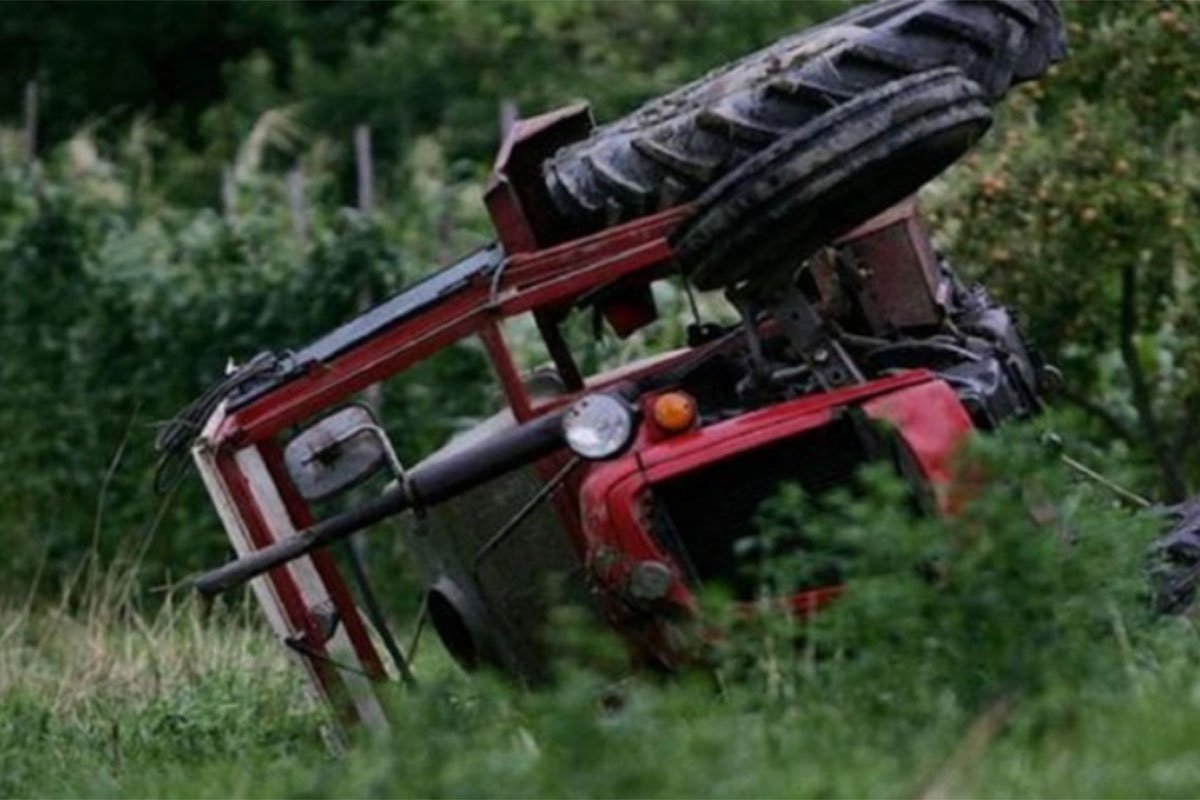 Tragična nesreća: Muškarac poginuo dok je kosio travu, prevrnuo se traktor