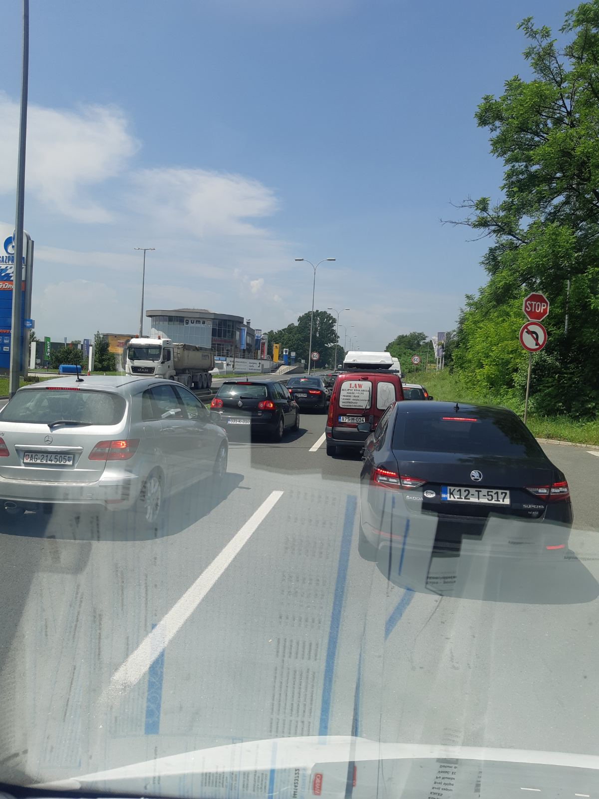 Obustavljen saobraćaj na magistralnom putu Tuzla-Lukavac: Sudar dva automobila, povrijeđen pješak