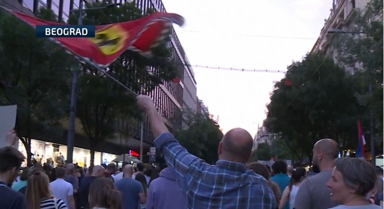 Evo šta predstavlja: Ferrari zastava na protestima u Srbiji zainteresovala javnost