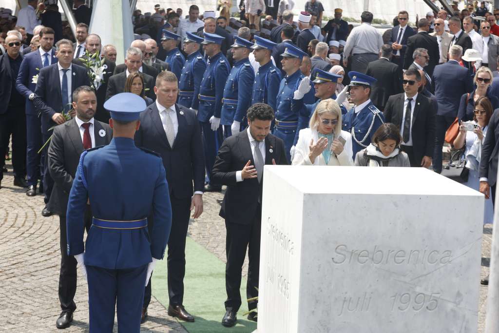 Premijer Abazović u Potočarima: Genocid nikada ne smije da bude negiran