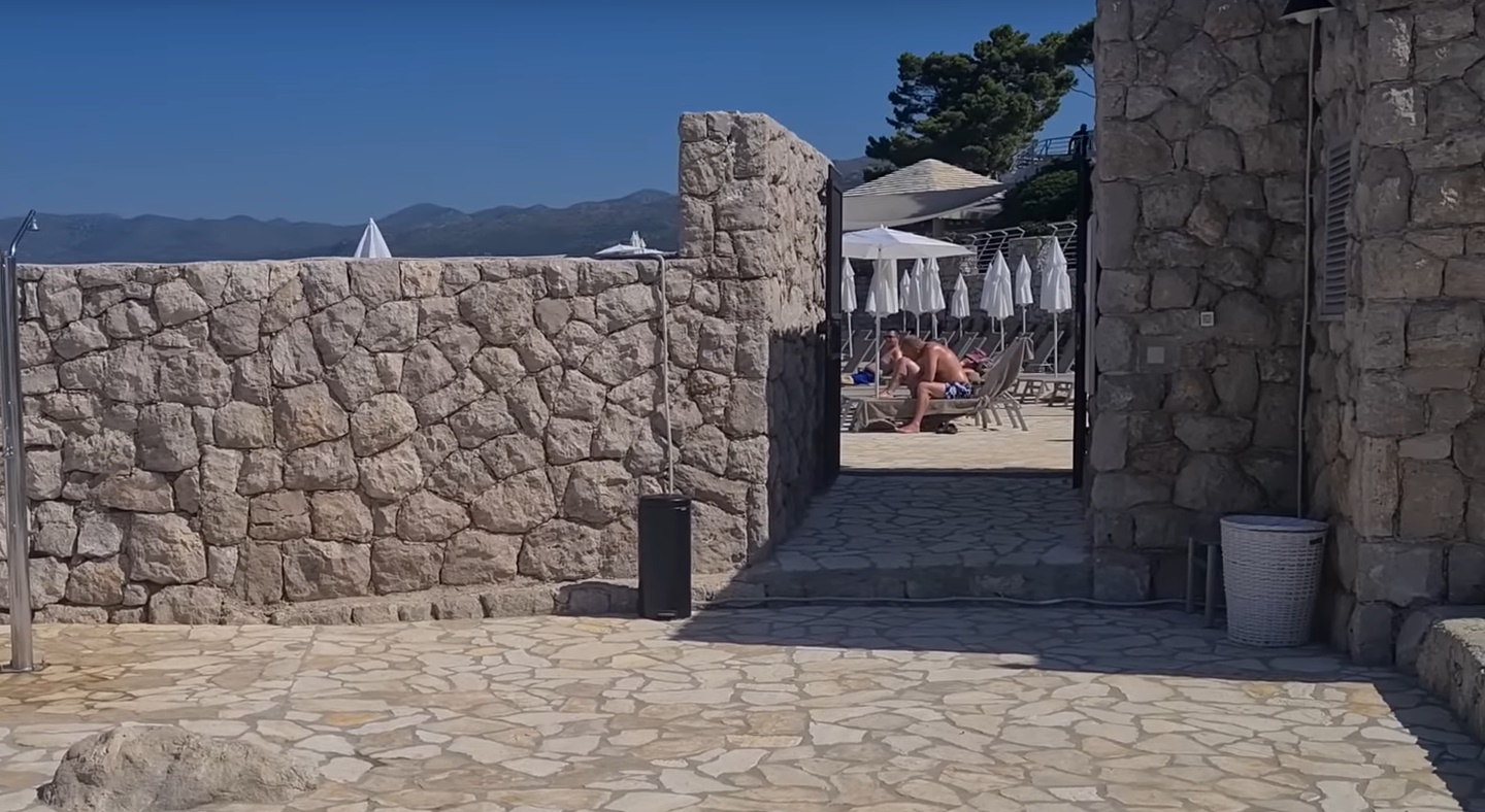 Dubrovački hotel zaključa plažu, on svaki put razvali bravu: 'Da vidimo kome će prije dosaditi'