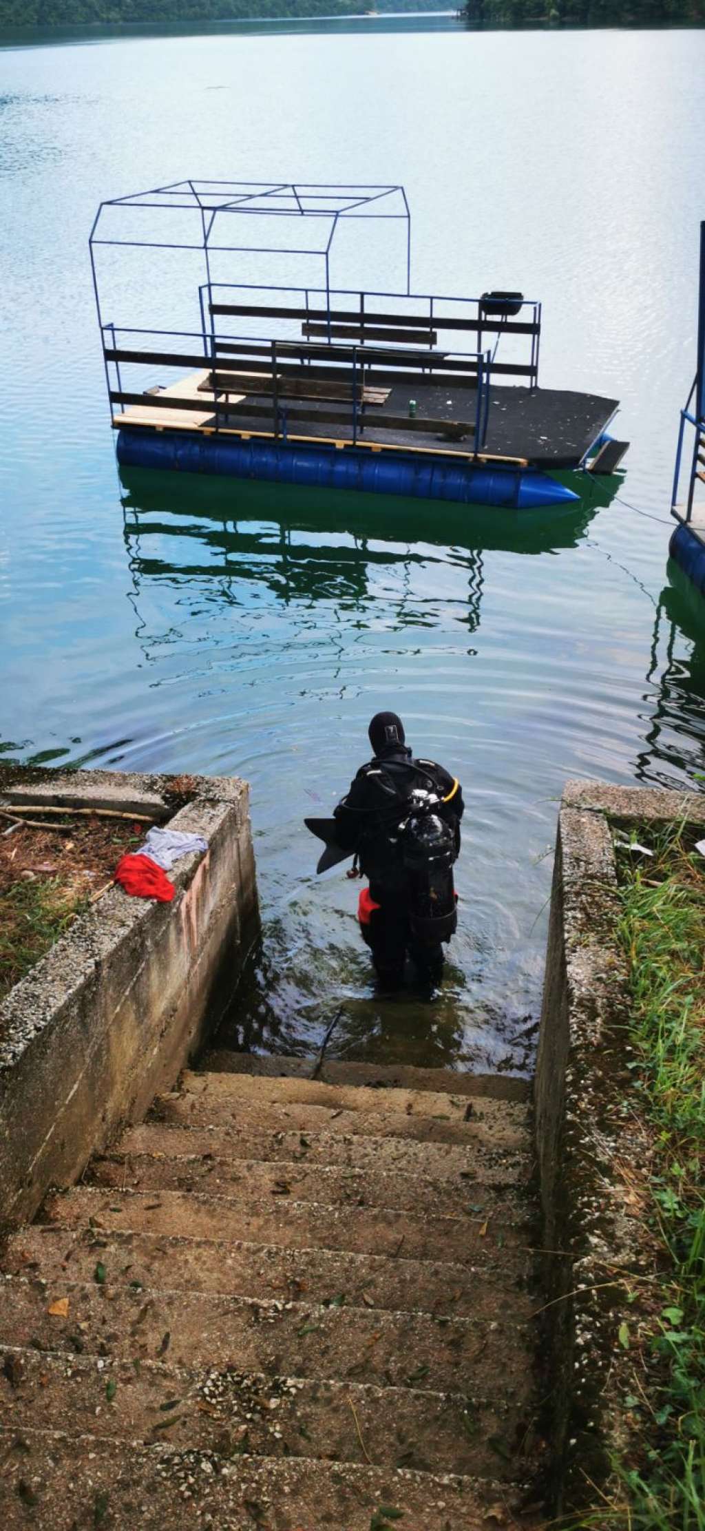 Mladić skočio sa splava i utopio se u Jablaničkom jezeru